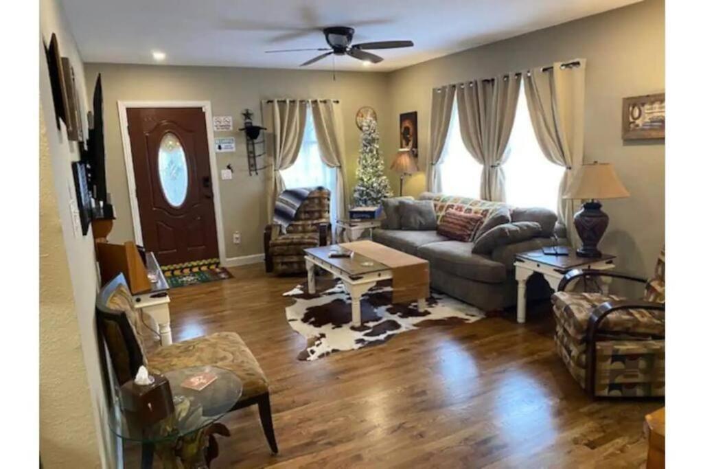 Stockyards!-1 Block Away ! Cowboy Cottage Sleeps 9 Fort Worth Esterno foto