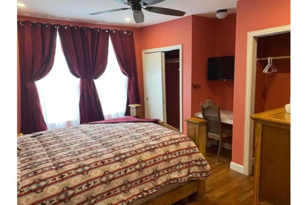 Stockyards!-1 Block Away ! Cowboy Cottage Sleeps 9 Fort Worth Esterno foto