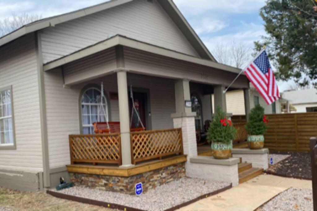 Stockyards!-1 Block Away ! Cowboy Cottage Sleeps 9 Fort Worth Esterno foto