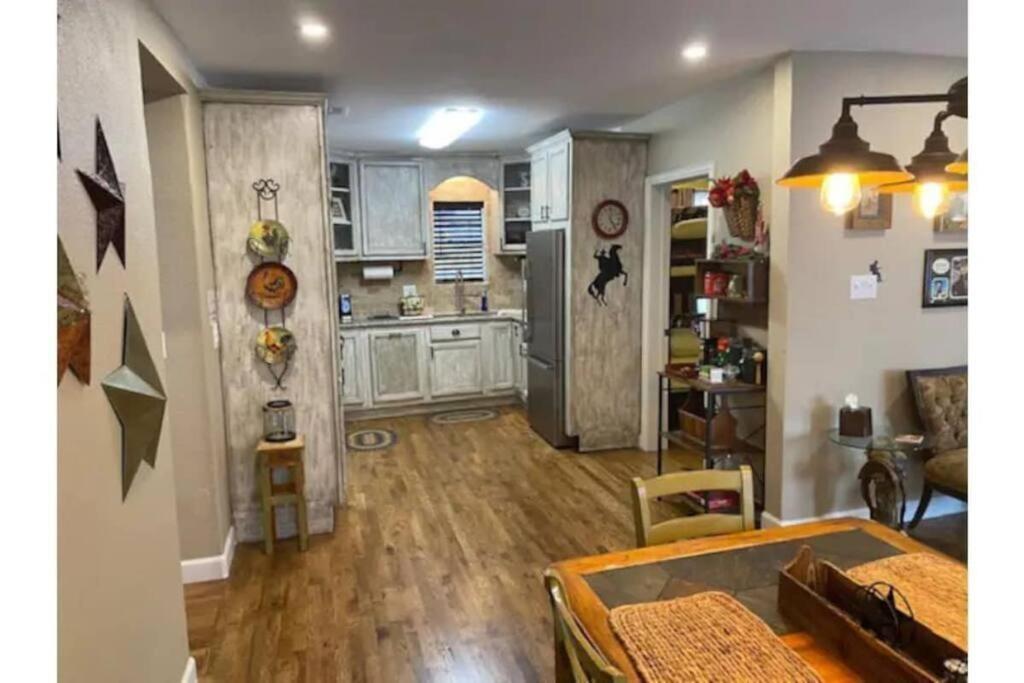 Stockyards!-1 Block Away ! Cowboy Cottage Sleeps 9 Fort Worth Esterno foto